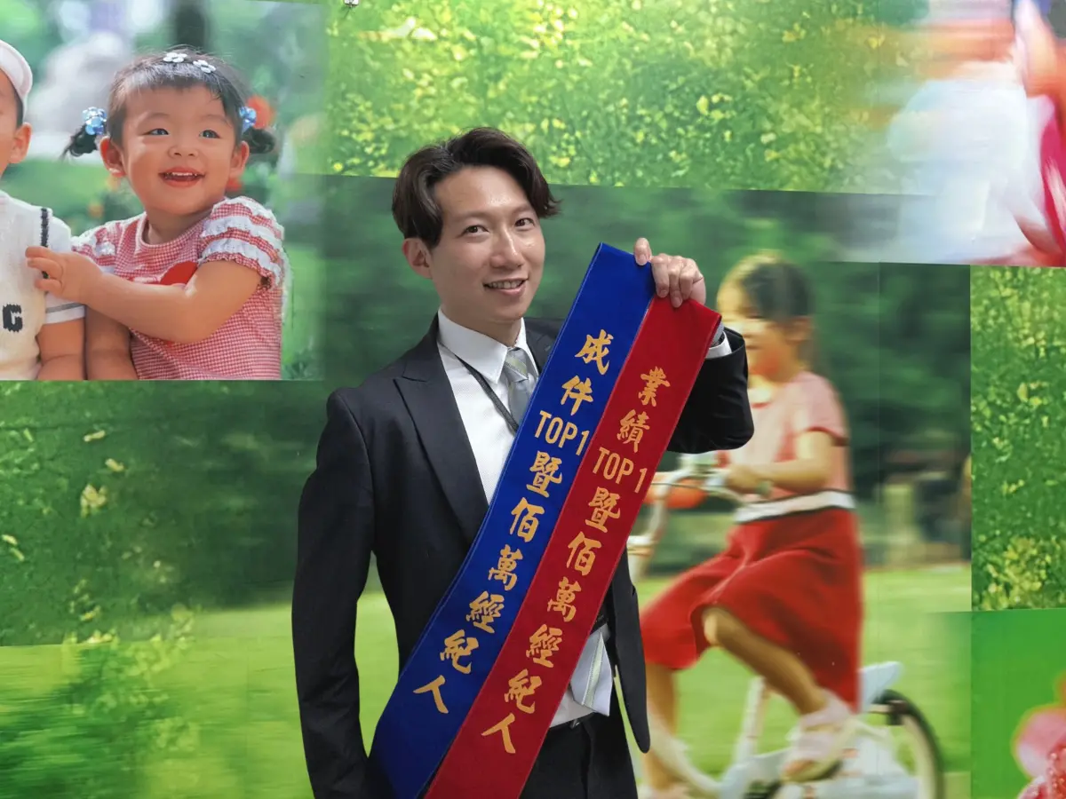 ▲信義房屋萬華萬大店專員陳柏樺擅長換位思考，那間附帶15個車位的房子，其他仲介因高額管理費卻步，他反而想到可執行的策略，說服買方安心成交。（圖／信義房屋）