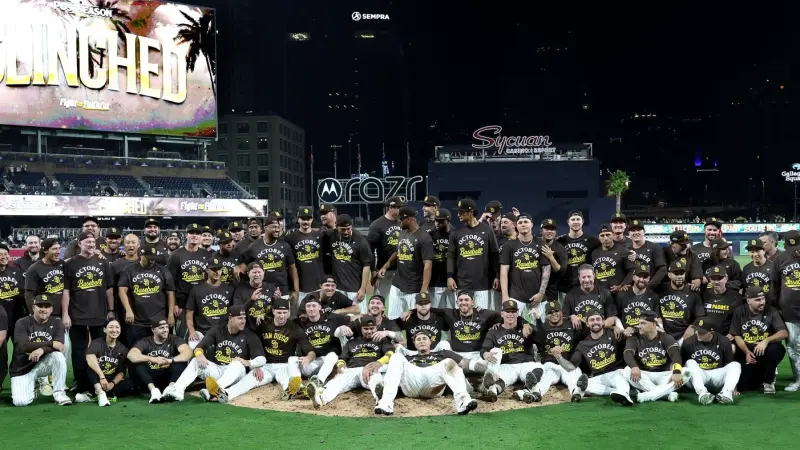 ▲美國職棒大聯盟（Major League Baseball）聖地牙哥教士今（23）日在主場上演戲劇性的一戰，歷經11局激戰後，靠著佛米恩（Freddy Fermín）的再見安打，以5：4氣走國聯戰績第一的密爾瓦基釀酒人，確定晉級季後賽，連續兩年打進季後賽。（圖／取自MLB X）