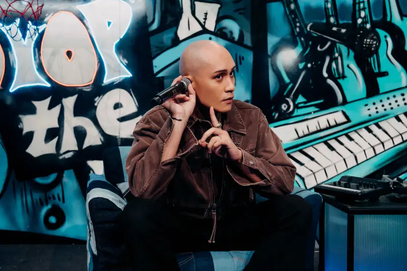 ▲《大學聲》選手唐翊家，當著黃宣（如圖）面挑戰他的歌曲，一開口全場立刻沸騰，黃宣也起身假裝走出攝影棚，笑喊：「我感覺被威脅到了」。（圖／踢帕娛樂提供）