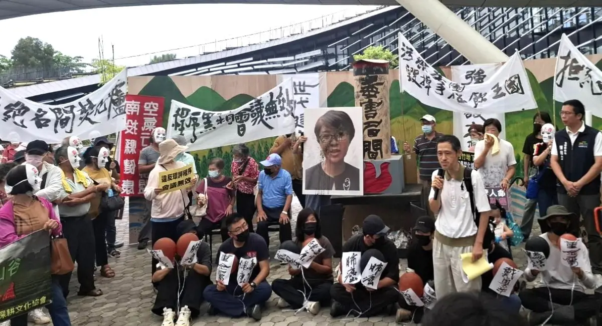 ▲抗議民眾在南投縣長許淑華的肖像塗灰渣，象徵打臉縣長。（圖／中部環團提供，2025.09.23）