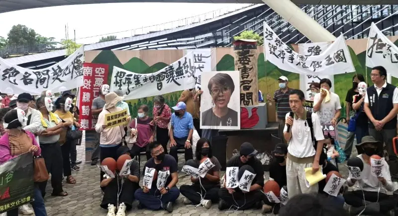 ▲抗議民眾在南投縣長許淑華的肖像塗灰渣，象徵打臉縣長。（圖／中部環團提供，2025.09.23）