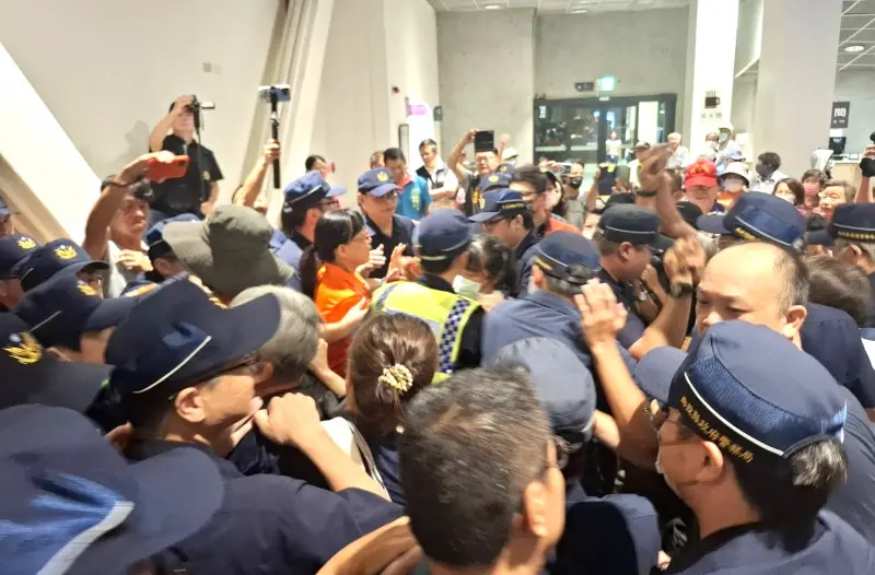    ▲場外抗議民眾與警方爆發多次推擠衝突。（圖／中部環團提供，2025.09.23）  