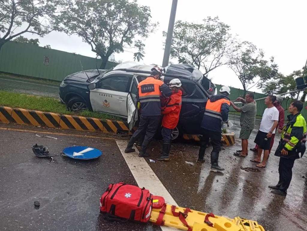 ▲花蓮新城分局警車移送通緝犯路上猛撞分隔島，嫌犯無生命跡象、員警也受傷。(圖／民眾提供)