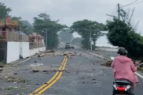 樺加沙颱風威力猛！小琉球掀巨浪、漂流木塞爆公路　驚悚畫面曝光
