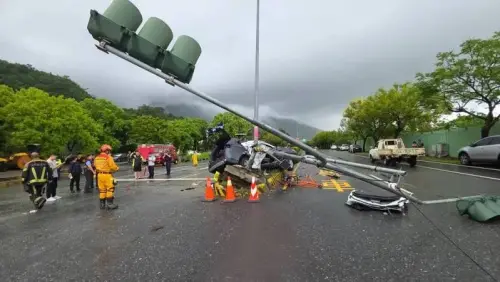 ▲花蓮新城分局警車移送通緝犯路上猛撞分隔島，嫌犯無生命跡象、員警也受傷。(圖／民眾提供)