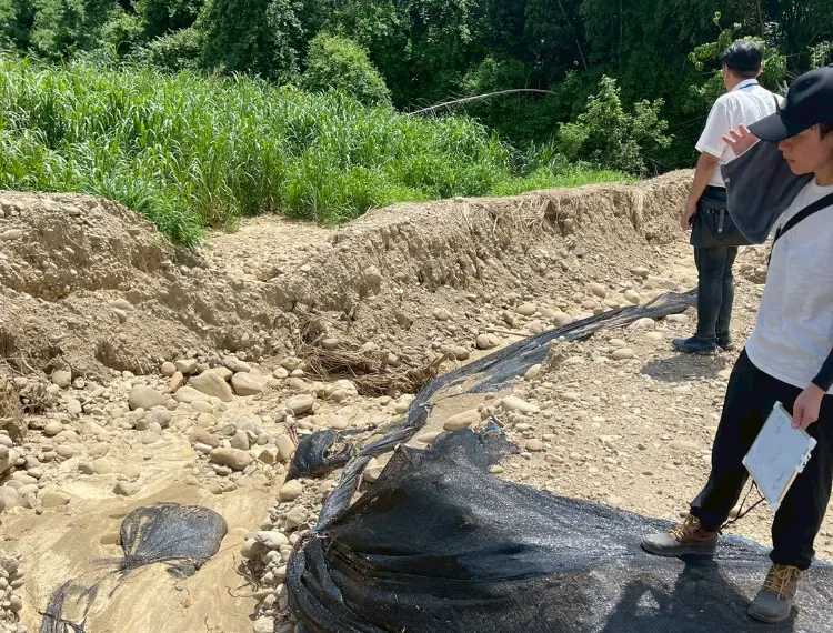 ▲ 橋頭地檢署6月23日與水利局水保人員勘察現場，查明廠商是否有違反水土保持計畫致生危害水土流失情形，經調閱相關資料，7月22日執行搜索，並對被告林、吳聲請羈押禁見獲准。（圖／高市府提供）