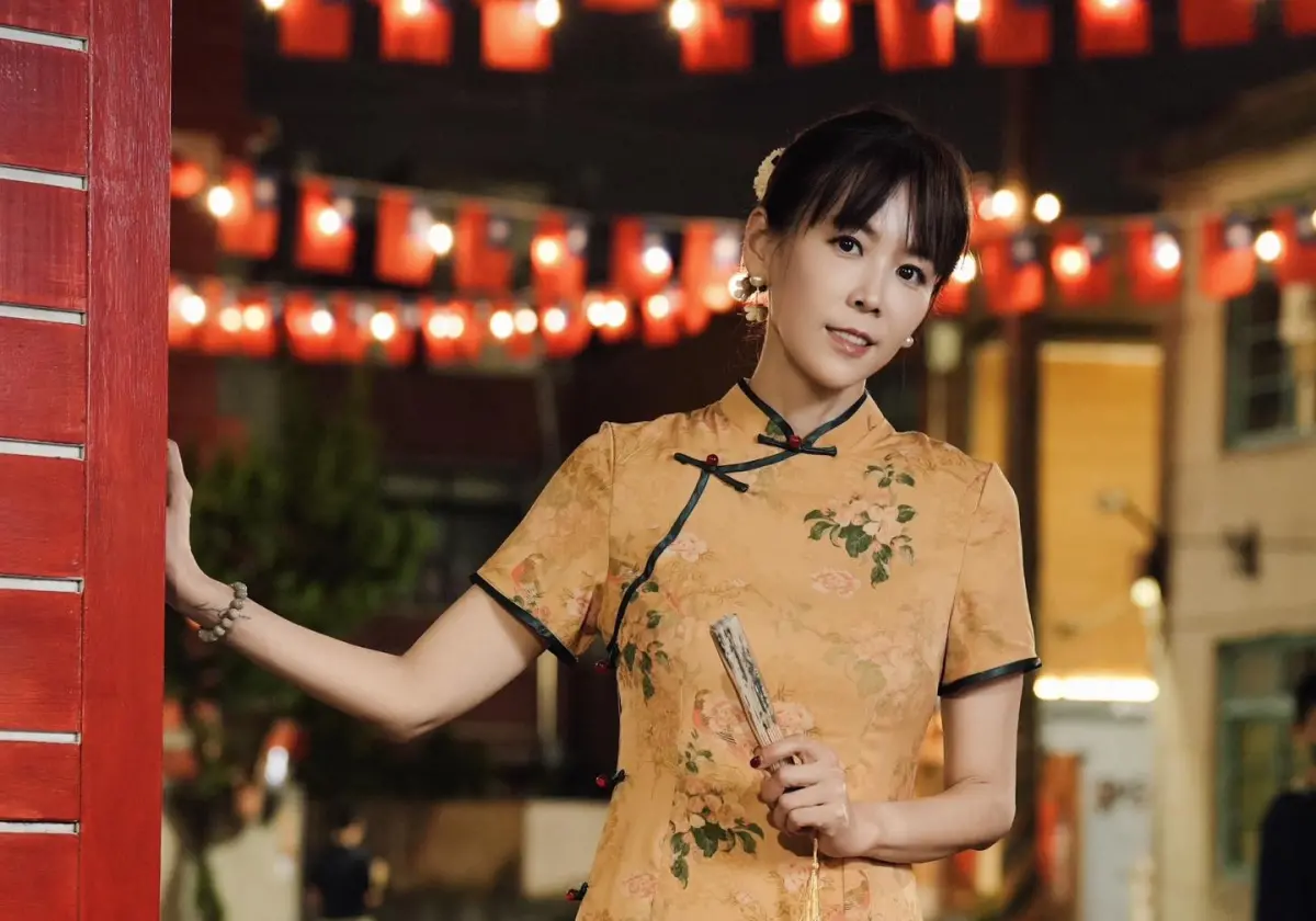 ▲2025新北市眷村文化節自9月27日起在空軍三重一村展開，園區內菁桐照相館有「旗袍變裝、藍曬照片」復古體驗。（圖／菁桐照相館提供）