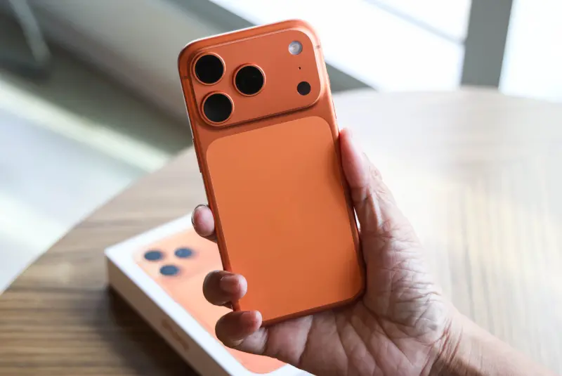 ▲iPhone 17 Pro裸機使用一週後，手機就出現明顯刮痕，建議還是選一款保護殼會比較有保障。（圖／記者朱永強攝）