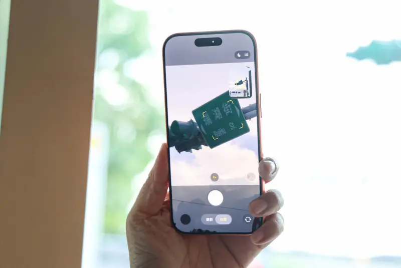 ▲iOS 26問題連連，推出約2週，就傳出在新機上出現連線、拍照、輔助等功能異常，讓官方立即釋出iOS 26.0.1版本進行修正。（圖／記者朱永強攝）