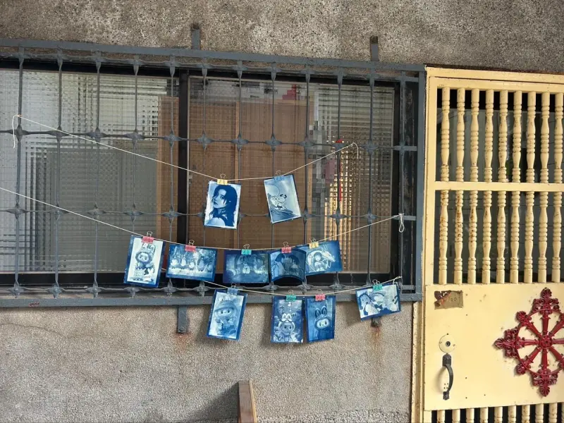 ▲民眾可將手機裡的照片，透過DIY氰板藍曬法，變成復古、充滿年代韻味的藍曬照片。（圖／菁桐照相館提供）
