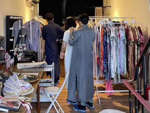 ▲菁桐照相館提供多款旗袍、中山裝等眷村元素服飾，並能搭配專業髮飾。（圖／菁桐照相館提供）