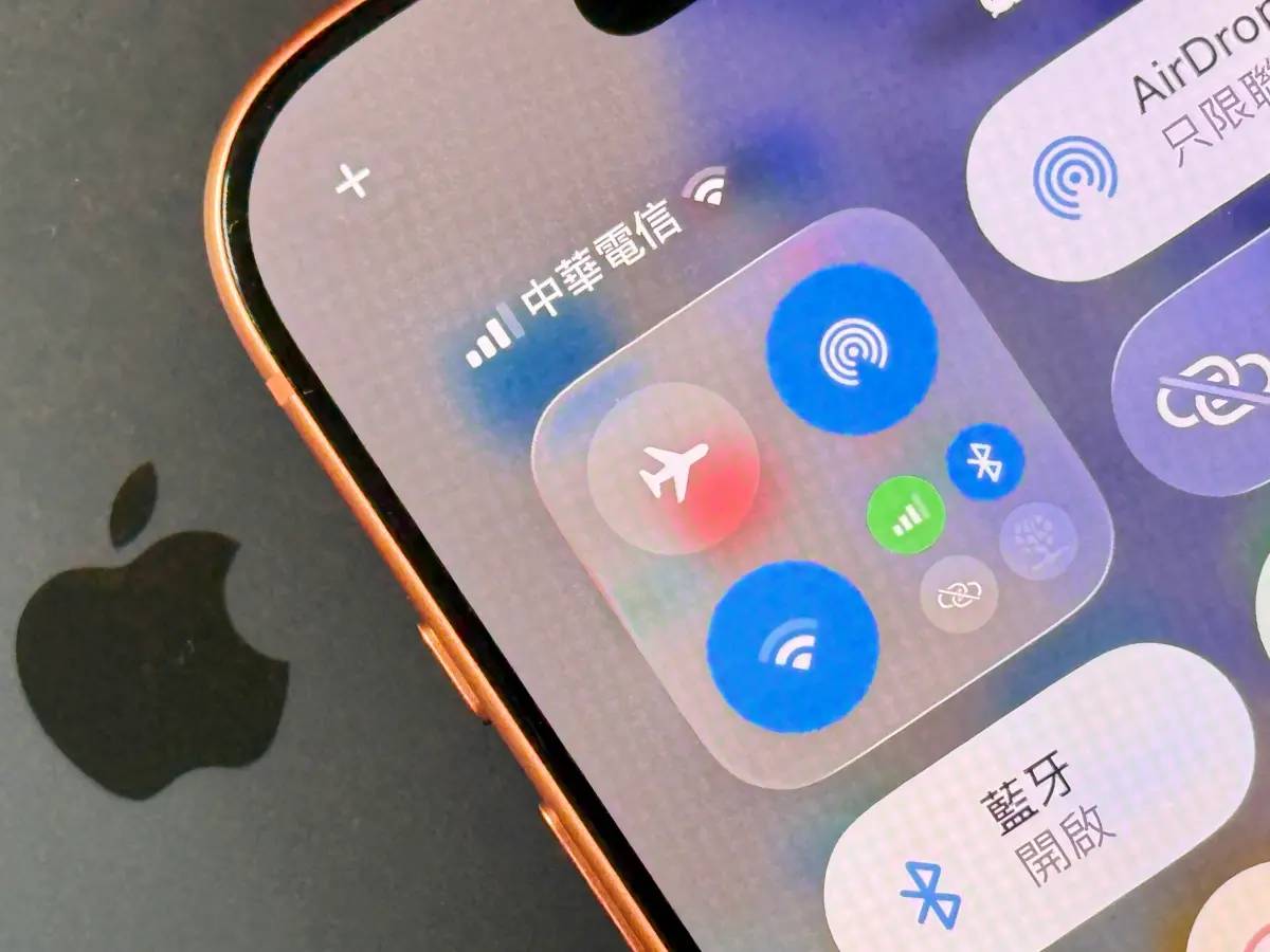 ▲iPhone 17國外爆發Wi-Fi連線異常的情況，有上百位用戶反應只要一解鎖iPhone 17系列或是Air就會出現短時間斷線，有人建議更新到iOS 26.1應該可以獲得改善。（圖／記者周淑萍攝）