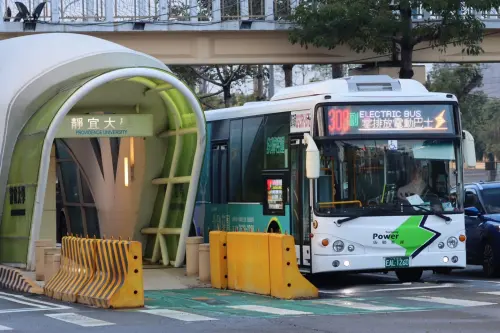 李驥搭公車嘆「玄學」　議員批台中交通亂
