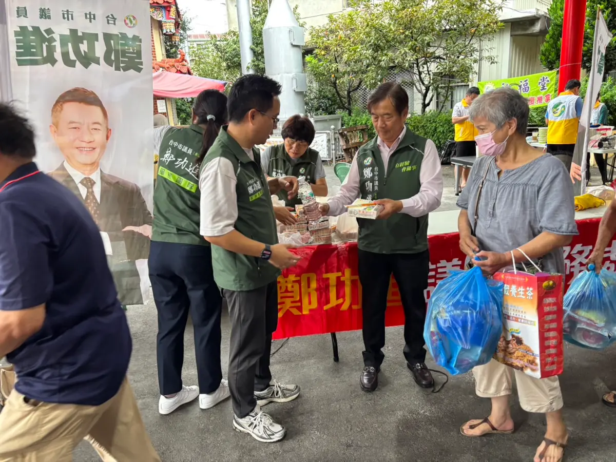▲台中市街友關懷協會舉辦「月圓有光 街友有家　人心暖」活動，各界團體一同為弱勢族群送暖。(圖／鄭功進提供2025.9. 22)