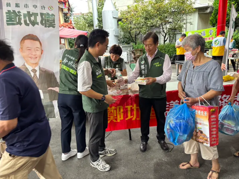 ▲台中市街友關懷協會舉辦「月圓有光 街友有家　人心暖」活動，各界團體一同為弱勢族群送暖。(圖／鄭功進提供2025.9. 22)