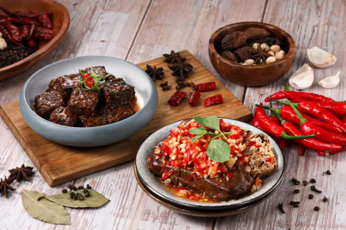 ▲六米麻辣滷味兩大招牌 ：「銷魂麻辣米血」與「蒜小辣烏龍豆干」。（圖／鼎王提供）