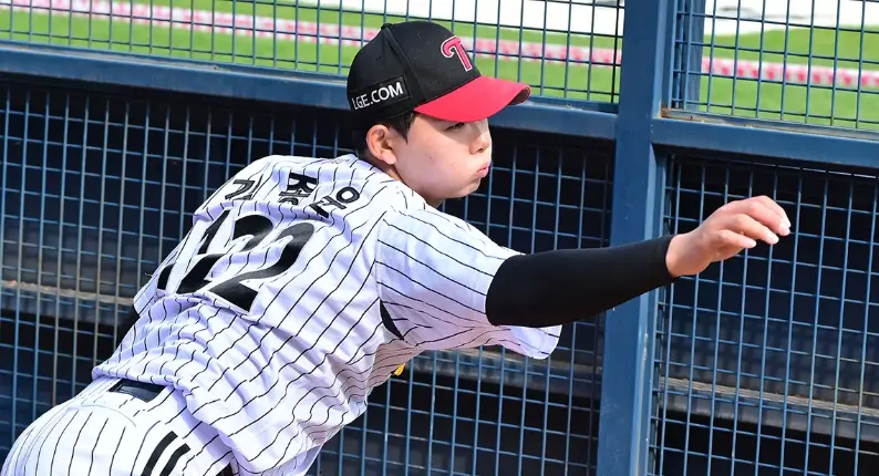 ▲亞錦賽B組台韓大戰，南韓派出19歲新秀金鍾雲（Kim Jong-woon）先發，這位LG雙子潛力投手被外界譽為「林昌勇第二」。（圖／取自Ｘ）