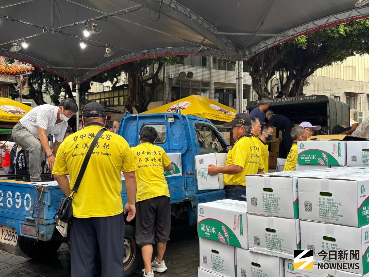 ▲樂成宮捐贈4千桌普度物資給全台180處社福機構，今早各機構派出的載物車輛大排長龍，各家都是滿載而歸。（圖／記者金武鳳攝，2025.9.23)