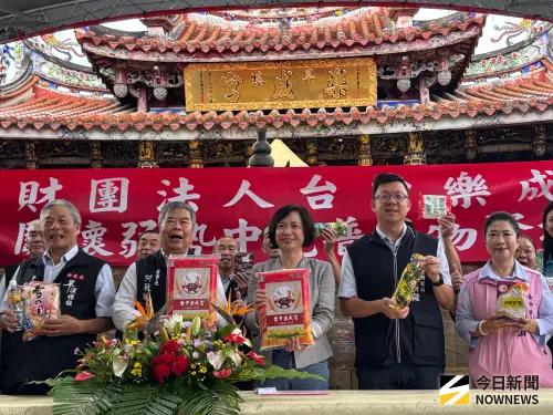 ▲樂成宮結合信眾愛心，今天由董事長何敏誠主持捐贈儀式，共捐出4千桌普度物資，全台180處社福機構受惠。（圖／記者金武鳳攝，2025.9.23)