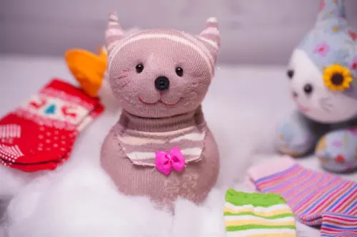 ▲双生緣手作坊教你如何利用不穿的襪子做成可愛的貓咪布偶。（圖／双生緣手作坊提供）