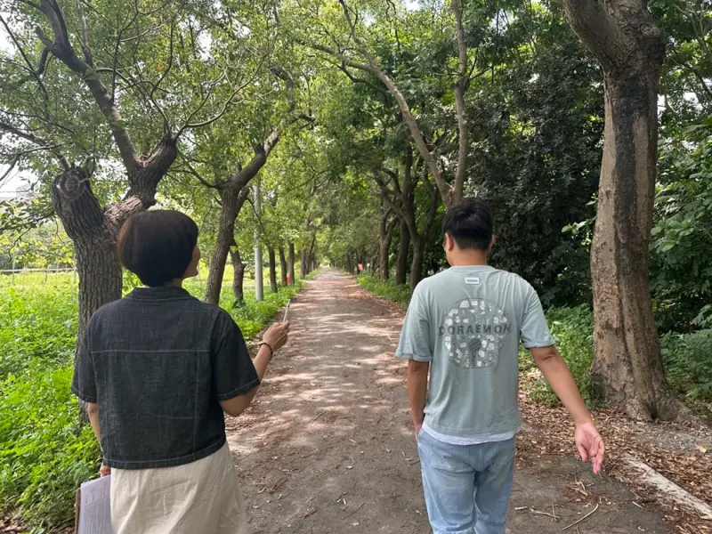 ▲公衛師與學校人員共同巡視校園環境，提醒綠蔭草地如何減少病媒蚊孳生及有效防範小黑蚊（圖／教育部提供）