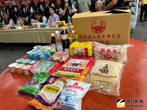 ▲樂成宮今年供桌物資豐盛，有有沙拉油、白米、泡麵、罐頭等20項生活物資，裝箱後捐贈全台社福機構及弱勢家庭。（圖／記者金武鳳攝，2025.9.23)
