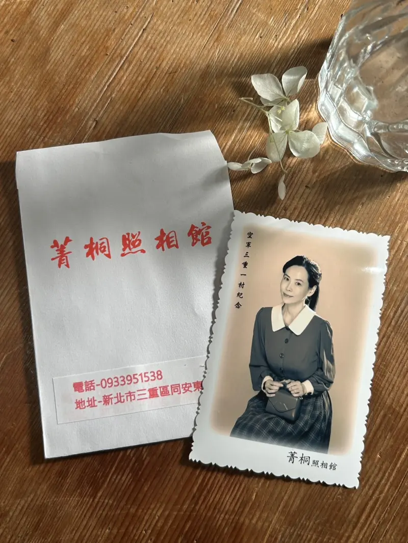 ▲體驗民眾可換上眷村服飾，由專業攝影師拍攝，獲得帶有花邊的復古照片，充分感受過去年代的美好。（圖／菁桐照相館提供）