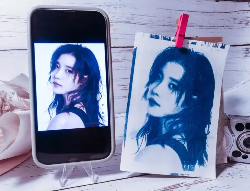 ▲菁桐照相館的藍曬體驗活動，將手機裡偶像或生活美照藉由古老的手工藍曬技術變成桌上的擺飾。（圖／菁桐照相館提供）