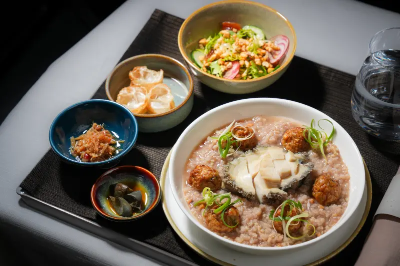 ▲星宇航空東南亞商務艙「鮑魚剝皮辣椒雞小米粥」融合鮑魚的鮮美與剝皮辣椒的微辛，每一口都兼具層次、香氣與口感衝擊。（圖／星宇航空提供）