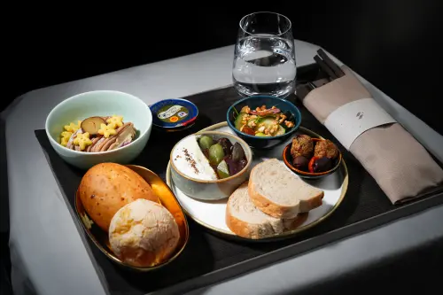 ▲Chef Kin融合台灣在地堅持純手工、無添加的頂級起司品牌「慢慢弄」，將酸裸麥麵包塗抹濃郁的瑞可塔起司，帶來層次豐富的味覺享受。（圖／星宇航空提供）