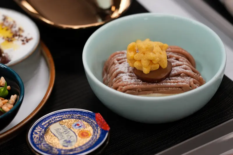    ▲米其林星級主廚 Chef Kin 以當旬新鮮食材打造層次豐富的高空饗宴，「栗子蒙布朗」使用當季栗子鮮奶油環繞栗子香緹與黑糖海綿蛋糕。星宇航空台北出發商務艙，使用法國AOP國家級原產地保護認證奶油，確保來自特定產區，且製程與品質嚴格遵循法規，呈現純淨高品質和濃郁風味。（圖／星宇航空提供）  