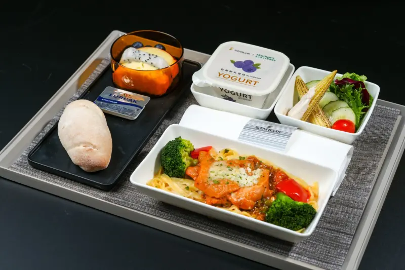    ▲.本季星宇航空也與台灣精品優格品牌「馬修嚴選」攜手合作，商務艙、豪經艙及經濟艙的機上早餐優格全面升級為馬修嚴選產品，讓乘客在享受美味的同時，也能維持消化道機能。（圖／星宇航空提供）  