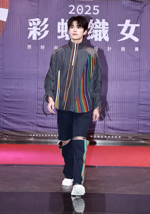 ▲彩虹織女－原時尚服飾設計競賽 決賽入圍作品發表，人氣藝人王品澔展演南投原時尚 衣服後背挖洞超害羞。（圖／伊林提供）