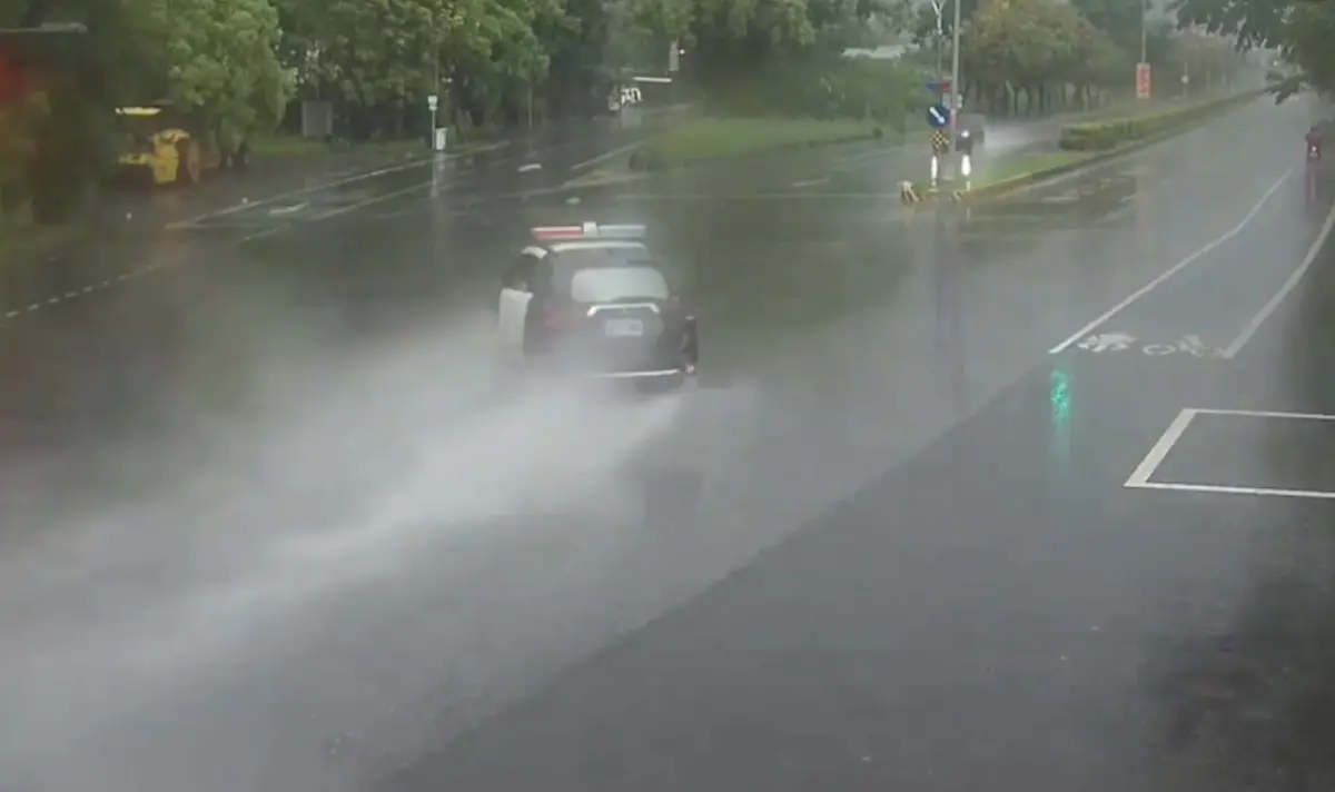 ▲花蓮縣警察局新城分局加灣派出所，今天移送通緝犯途中疑似打滑失控自撞分隔島，釀1死2傷。（圖／翻攝畫面）