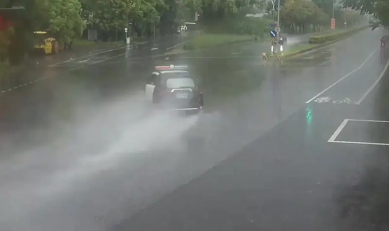 ▲花蓮縣警察局新城分局加灣派出所，今天移送通緝犯途中疑似打滑失控自撞分隔島，釀1死2傷。（圖／翻攝畫面）