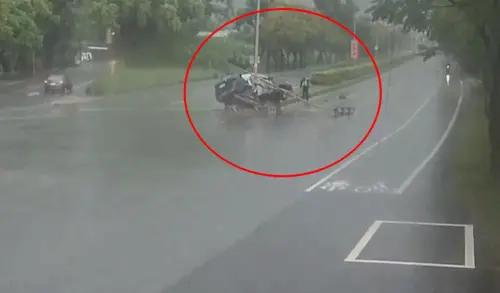 ▲花蓮縣警察局新城分局加灣派出所，今天移送通緝犯途中疑似打滑失控自撞分隔島，釀1死2傷。（圖／翻攝畫面）