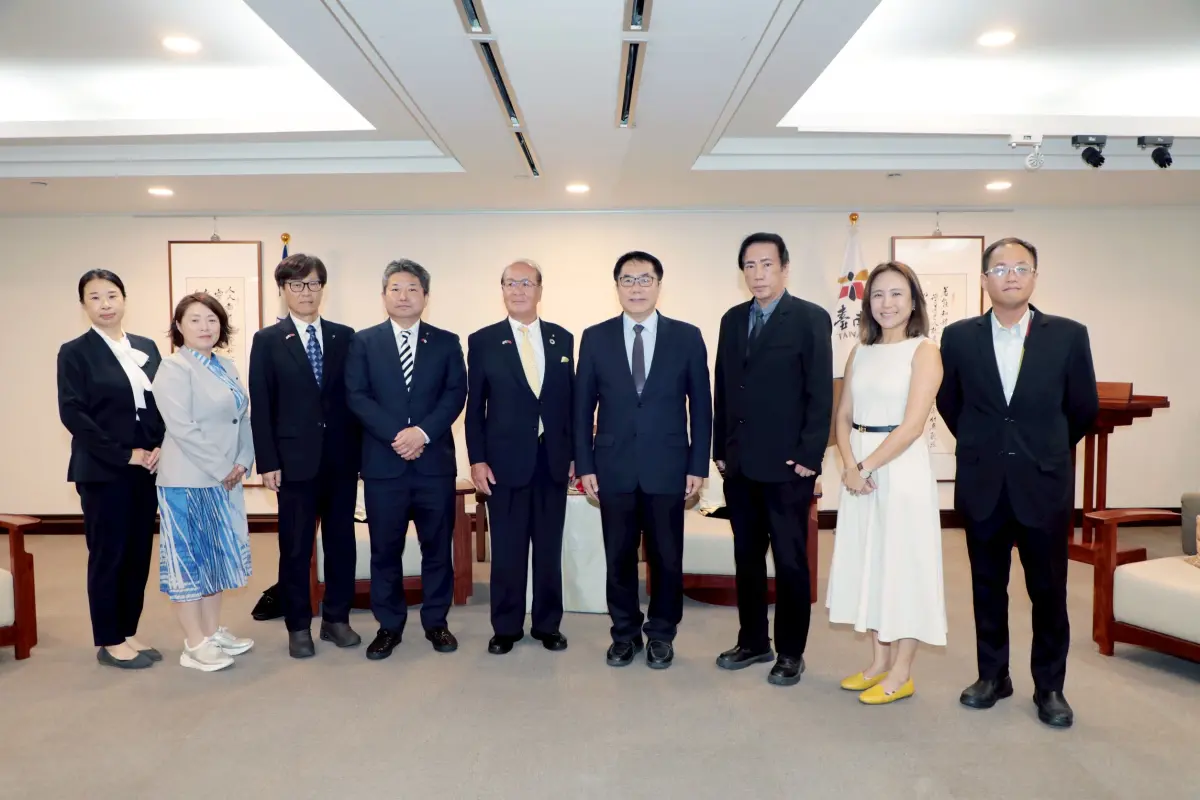 ▲日本金澤市議會議長前誠一於今天率議員北幸栽議員、稻端明浩、喜成清惠拜會台南市長黃偉哲，由新聞及國際關係處長蘇恩恩、財團法人臺南市台日文化友好交流基金會榮譽董事長郭貞慧陪同。（圖／南市府提供）