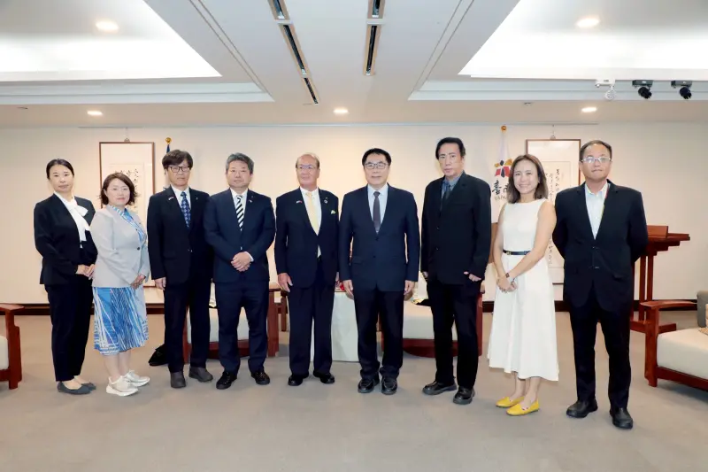 ▲日本金澤市議會議長前誠一於今天率議員北幸栽議員、稻端明浩、喜成清惠拜會台南市長黃偉哲，由新聞及國際關係處長蘇恩恩、財團法人臺南市台日文化友好交流基金會榮譽董事長郭貞慧陪同。（圖／南市府提供）