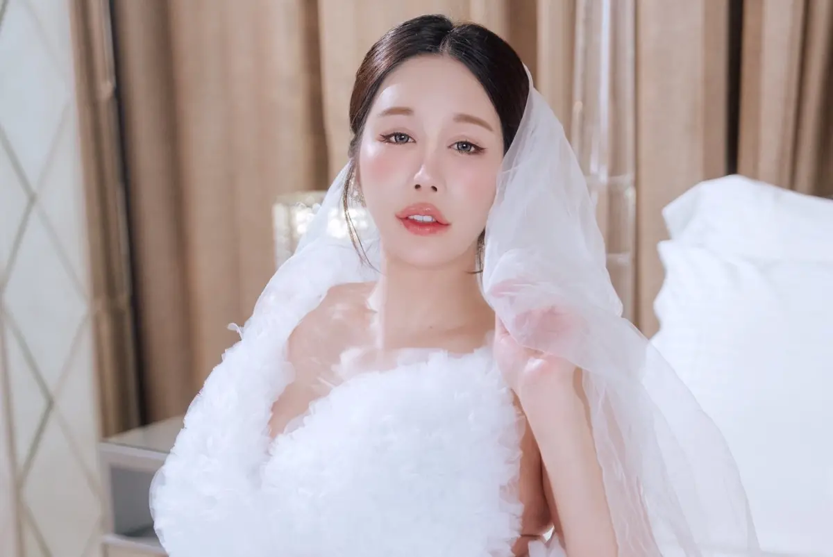 ▲H級辣模辛尤里之前突然宣布結束3個月短命婚，沒想到沒隔幾天，昨（22）日她於FB發文開17條徵男友條件，但部分條件竟遭網友批：看不起人。（圖／辛尤里FB）