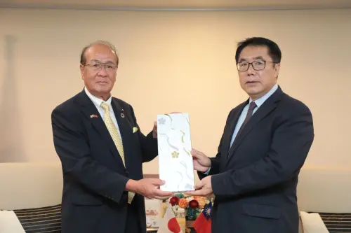 ▲ 金澤市議長前誠一（左1)贈送紀念品給市長黃偉哲。（圖／南市府提供）