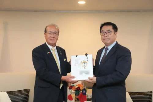 ▲ 黃偉哲贈送八田穗越禮盒給金澤市議長前誠一(左1)。（圖／南市府提供）