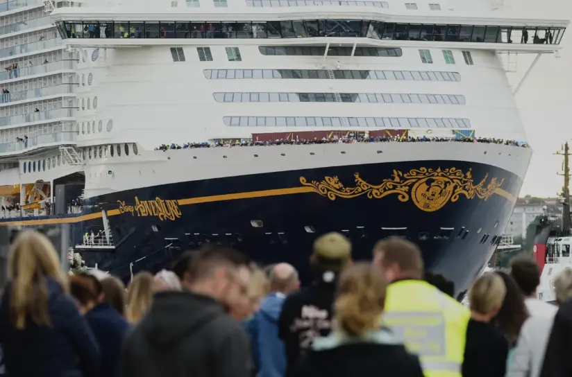 ▲「迪士尼探險號」原訂2025年12月自新加坡啟航，如今因造船進度延宕影響，許多已訂票旅客行程大亂。（圖／美聯社／達志影像）