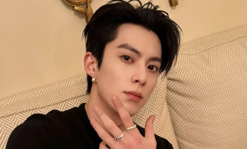 ▲近日有網友翻出王鶴棣（如圖）曾上節目，爆料宋伊人拿髒水給他泡腳的片段，讓粉絲擔心他是否也遭潛規則，更有網友指出：「這是服從性測試」。（圖／翻攝自IG dylan_wang_1220）