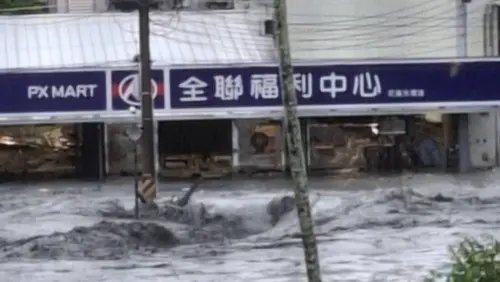 ▲馬太鞍溪堰塞湖溢流，首波洪峰沖斷橋樑，16時30分第二波湖水溢流水量更大，花蓮市府提醒民眾快撤離。（圖／翻攝畫面）