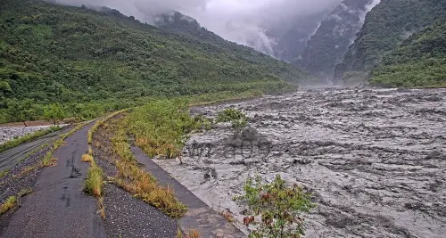 ▲花蓮馬太鞍溪堰塞湖下午2時50分溢流。（圖／翻攝國有林防災應變及堰塞湖監測系統）