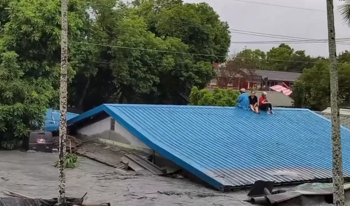 ▲馬太鞍溪堰塞湖壩頂溢流造成下游市區災情慘重，目前已有14人不幸死亡。（圖／翻攝畫面）