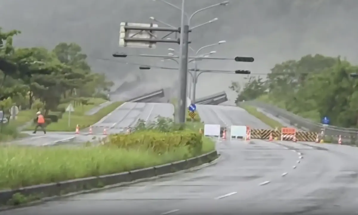 ▲馬太鞍溪堰塞湖溢流，洪水衝斷馬太鞍溪橋，國民黨國政基金會副執行長凌濤控訴，中央官員竟在災害應變中心大聲訕笑。（圖／取自台灣災害情報中心 LINE群組）