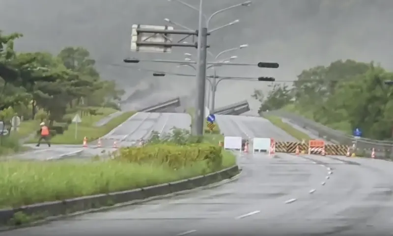 ▲馬太鞍溪堰塞湖溢流，洪水衝斷馬太鞍溪橋。（圖／取自台灣災害情報中心 LINE群組）