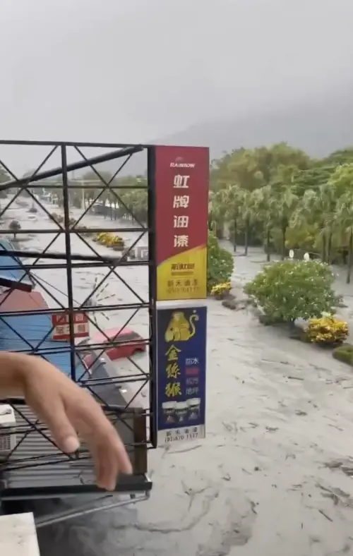 ▲馬太鞍溪堰塞湖溢流（圖／Threads@mashaowang授權提供）