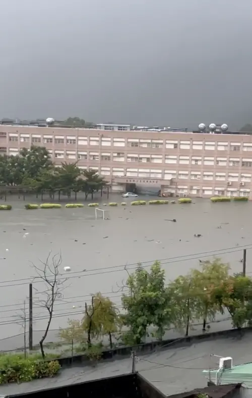 ▲馬太鞍溪堰塞湖溢流（圖／花蓮縣議員楊華美Threads@huanewday）